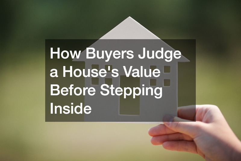 How Buyers Judge a Houses Value Before Stepping Inside